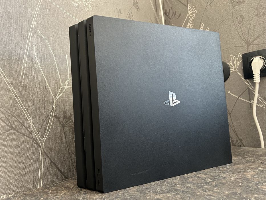 PlayStation 4 Pro 1TB / 2 Джойстика / 2 игри