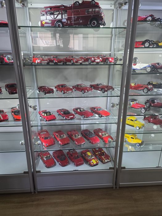 Vand colectie 48 buc machete Ferrari scara  1:18