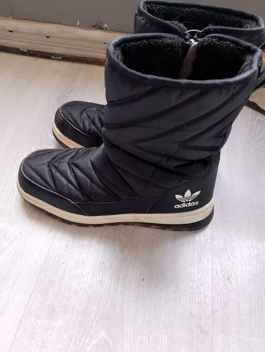 Продавам ботуши и маратонки.