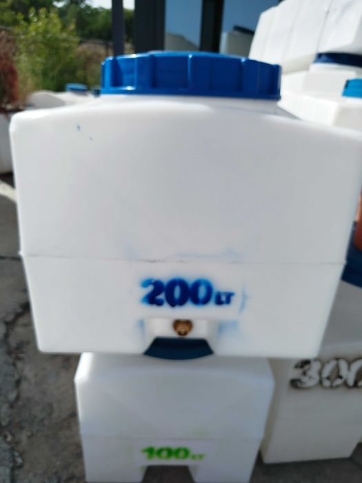 Продавам квадратни резервоари - 200 литра