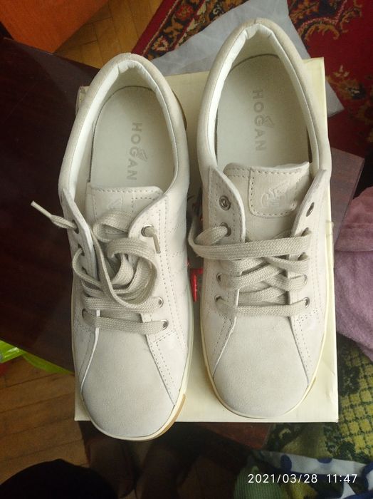 Кроссовки женские