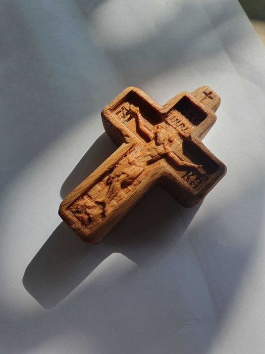 Cruci sculptate din lemn de fag 6x4 cm, finisate cu ceara de albine