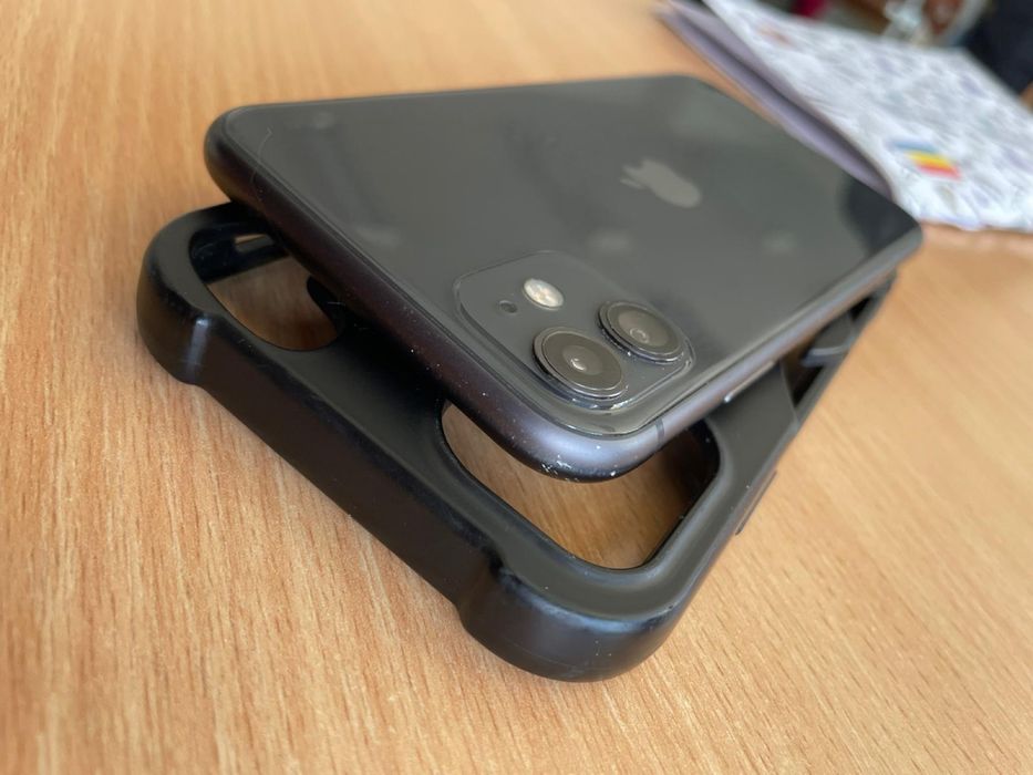 Vand iphone 11 telefonu ince este în garanție