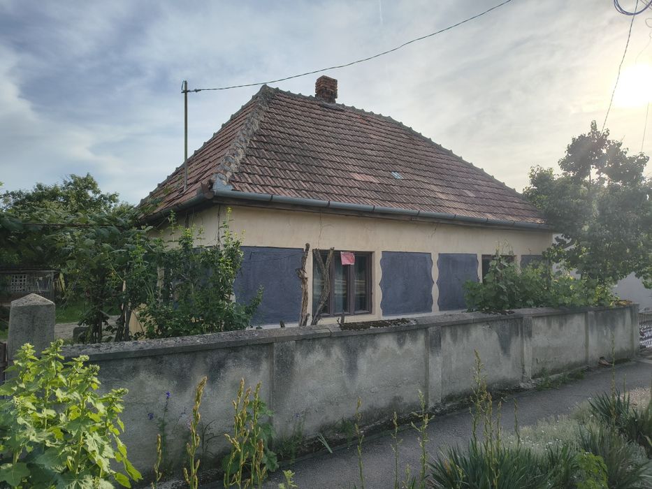 Casă de vânzare .