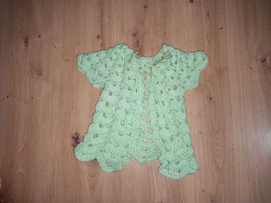 ПОДАРЯВАМ Нови ръчно плетени дрешки, жилетки, буйки, терлички