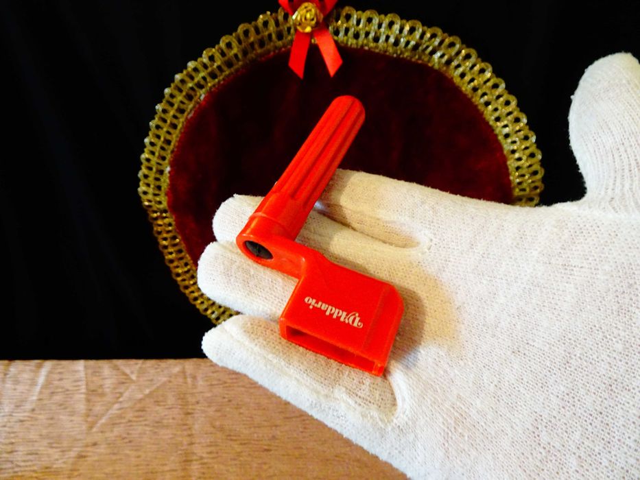 Върток за бърза смяна на струни на китара.