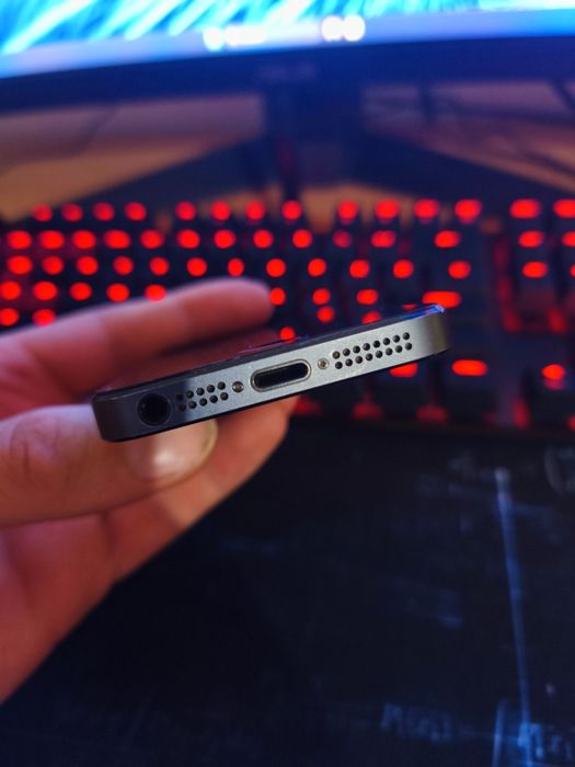 Vând iPhone 5 black