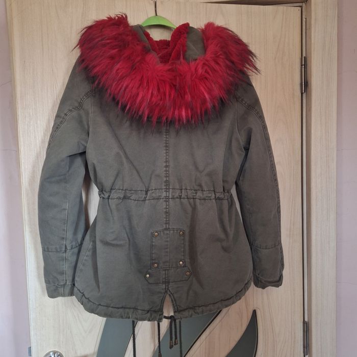 Яке с червена богата качулка