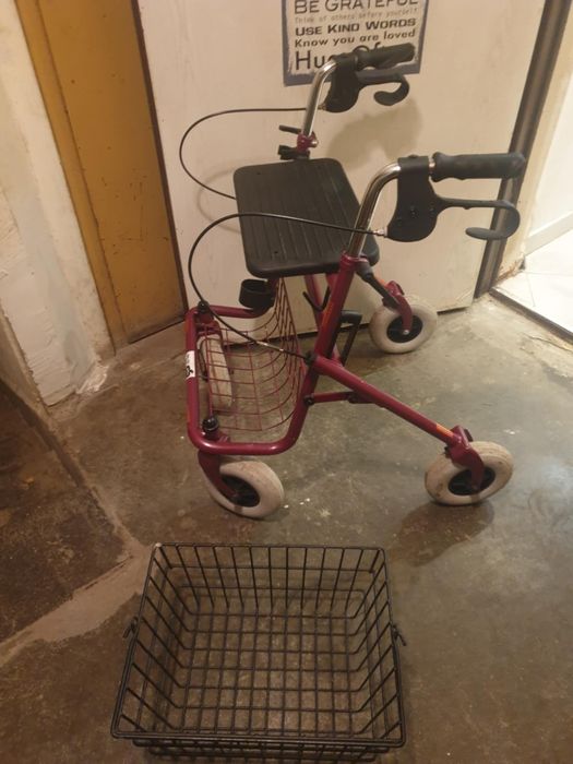 Проходилка / ролатор за възрастни