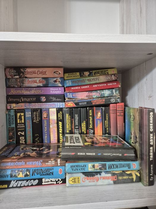 Продам книги детективы романы