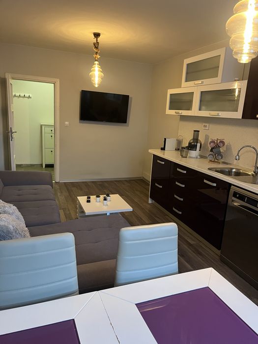 Дава се под наем Тристаен апартамент в Плевен, Идеален център - 80 кв.м за 168000 € - Снимка #1