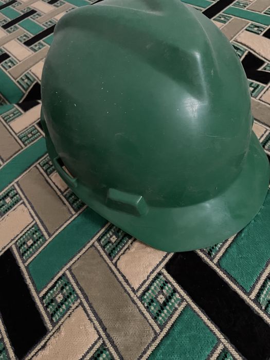 Каски,перчатки новые и б/у