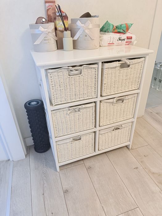 Vând comoda cu 6 coșuri Jysk