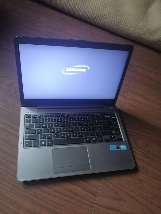 Vând Laptop SAMSUNG Negociabil.