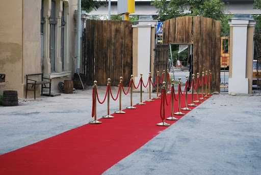 Ограничительные стойки в аренду/продажу для мероприятий