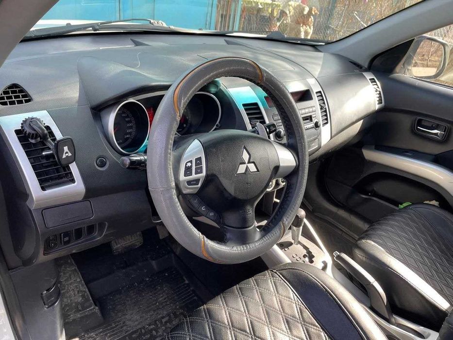 Продам машину Mitsubishi Outlander