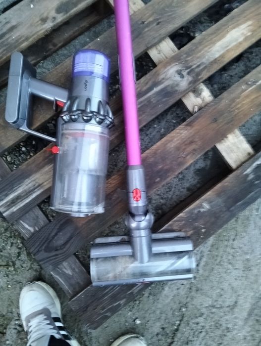 Vând aspirator dyson v11