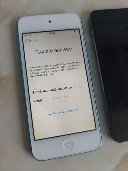 Vând două iPod uri Touch 5 + o husă + o cutie (de piese) //poze reale