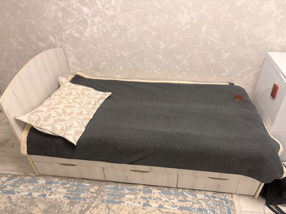Продам кровать с матрасом