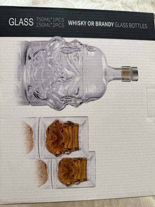 Бутылка и стаканы в виде Дарт Вейдера