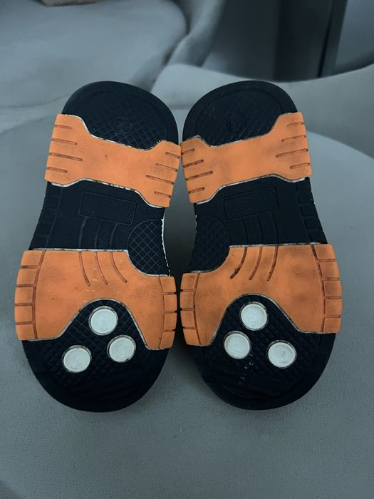 Продам детские ботинки