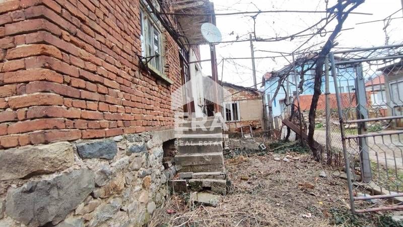 УПИ с двуетажна къща  в гр.Рила