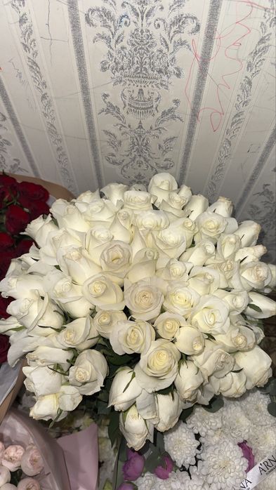 белые розы и свежие гвоздика садовая ,