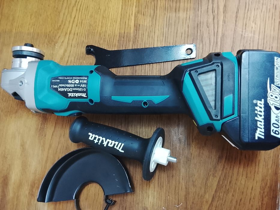 Flex Makita cu variator de viteza și o baterie de 6A