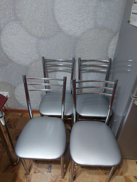 Продаю обеденный стол со стульями