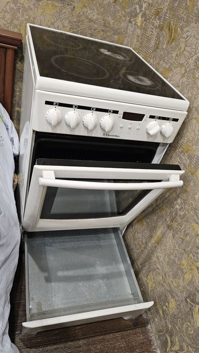 Электрическая плита Electrolux