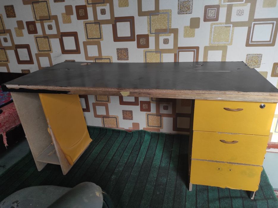 Стол тумба реклама учун тумбани ичида  стол камютер учун жойлашади