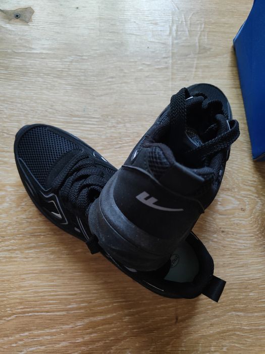 Кроссовки сатамын