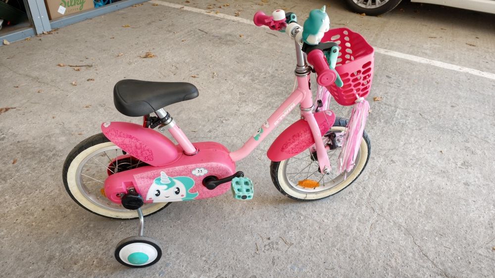 Bicicleta fetite roz cu roti ajutătoare