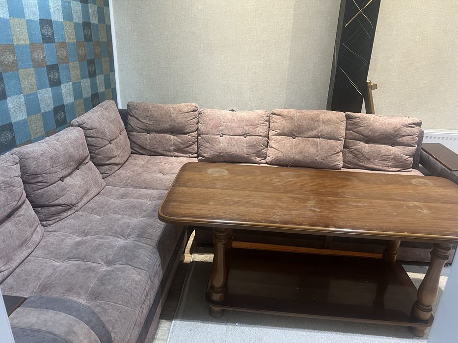 Mehmonxona uchun yumshoq mebel sotiladi