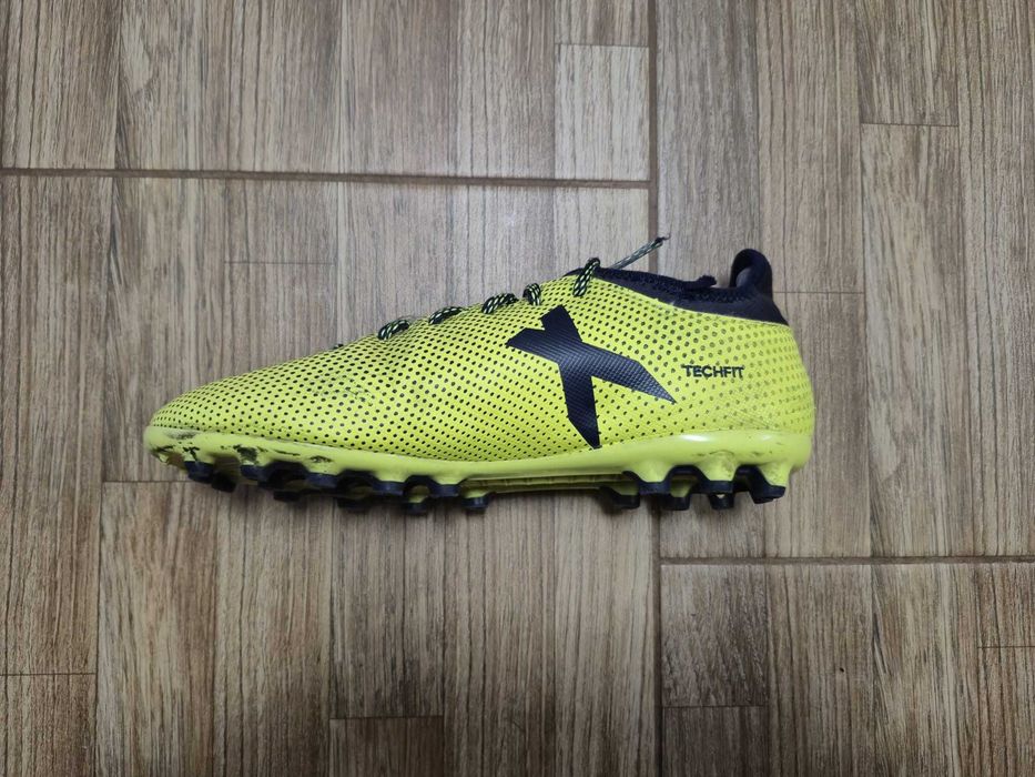 Adidasi fotbal Puma Spirit III si Adidas techfit