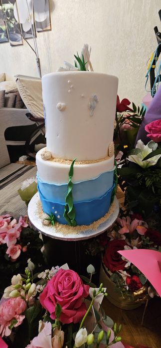 Бутафорна картонена торта и декорация