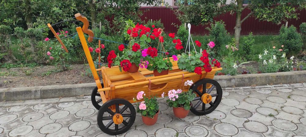 Car din lemn demontabil făcut manual