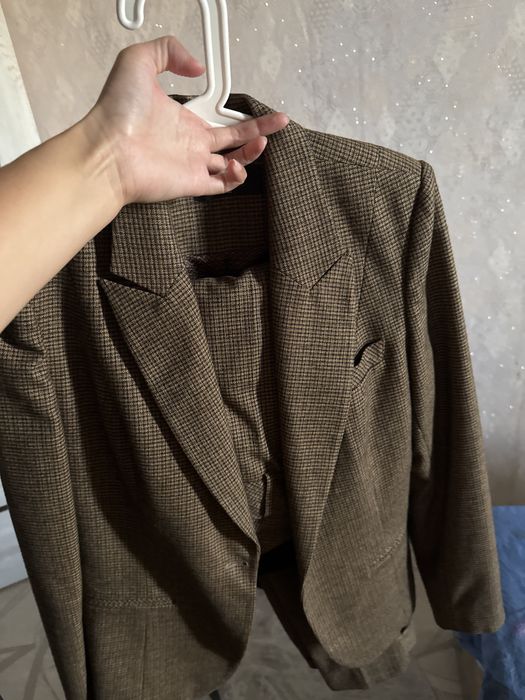 Продам классические костюмы