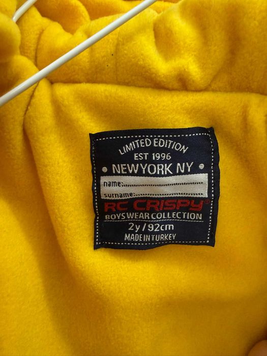 Жълто зимно яке с динозавър с качулка