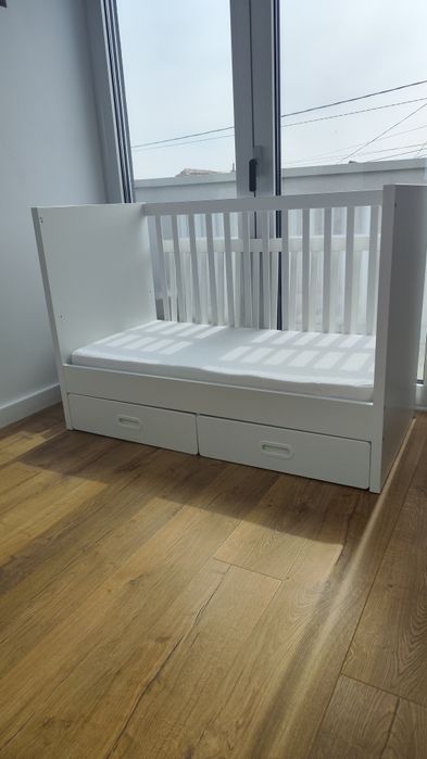 Vand patut bebe Ikea Stuva folosit, cu saltea si aparatori