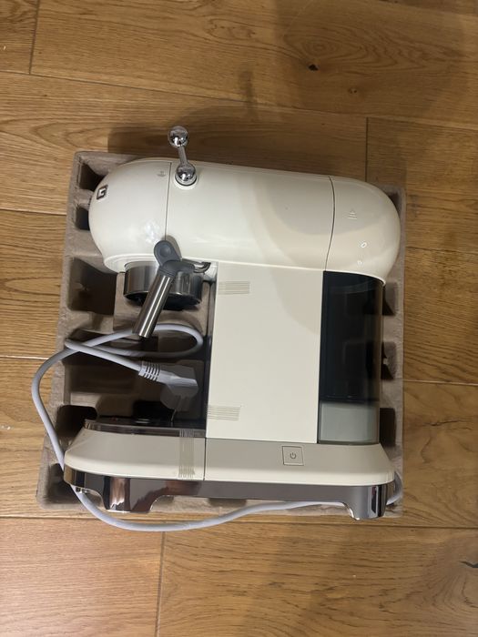 SMEG ECF01CREU espresso and cappuccino