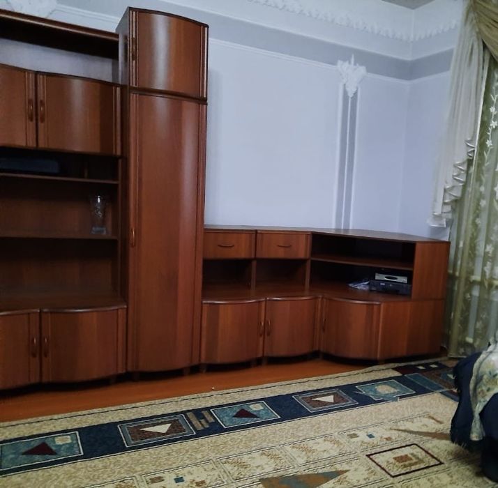 Продаётся мебельный гарнитур (стенка + комод с зеркалом)