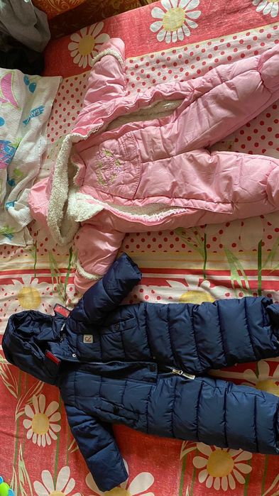 Детские комбинезоны синий и розовый