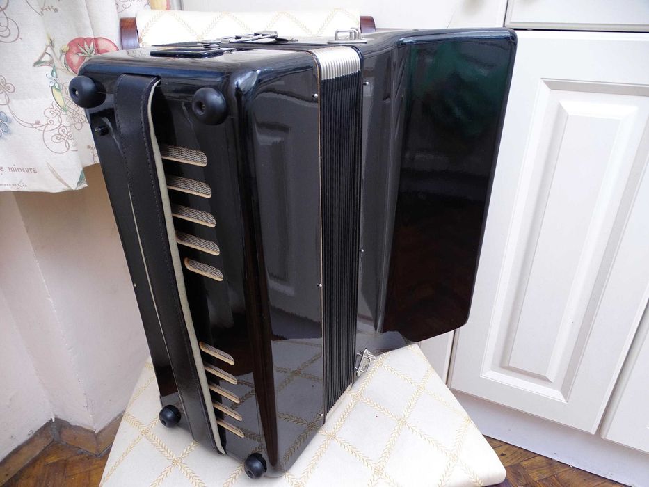 Много запазен стар акордеон Велтмайстер 60 баса