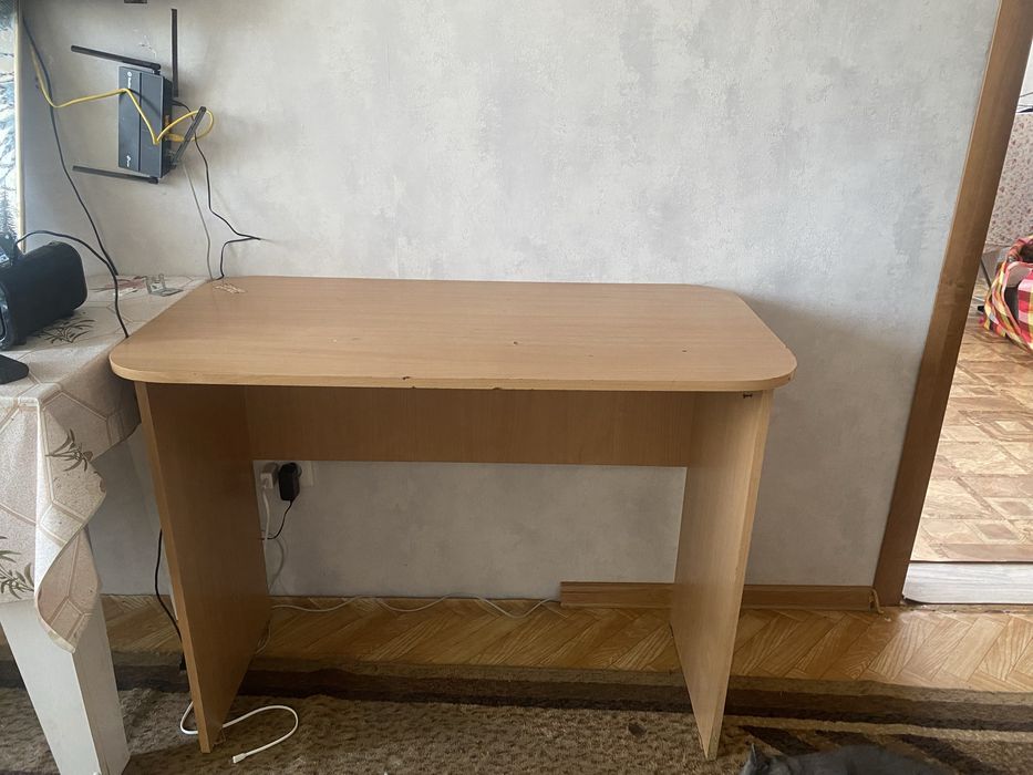 Стол, шкаф отдам