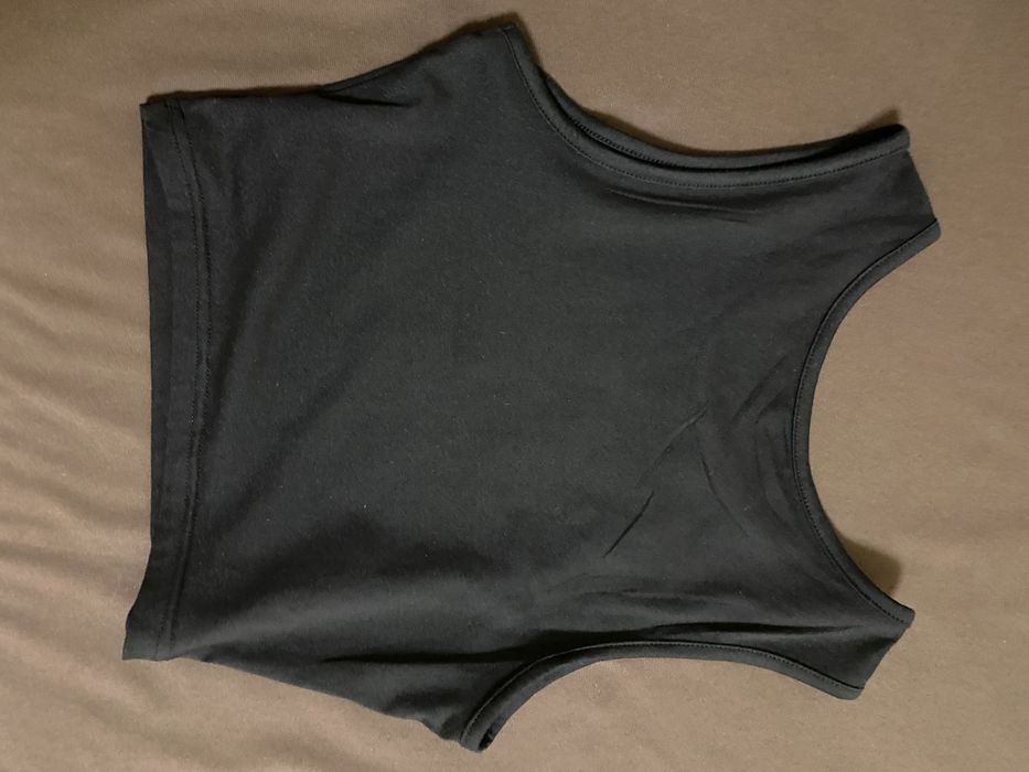 Черен къс потник