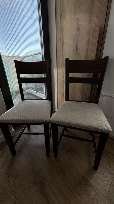 Два броя кухненски столове