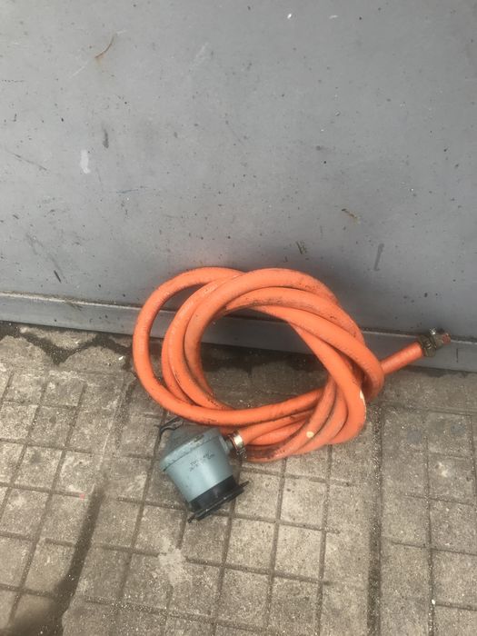 Газова  бутилка. / Има маркуч  и  клапан  .