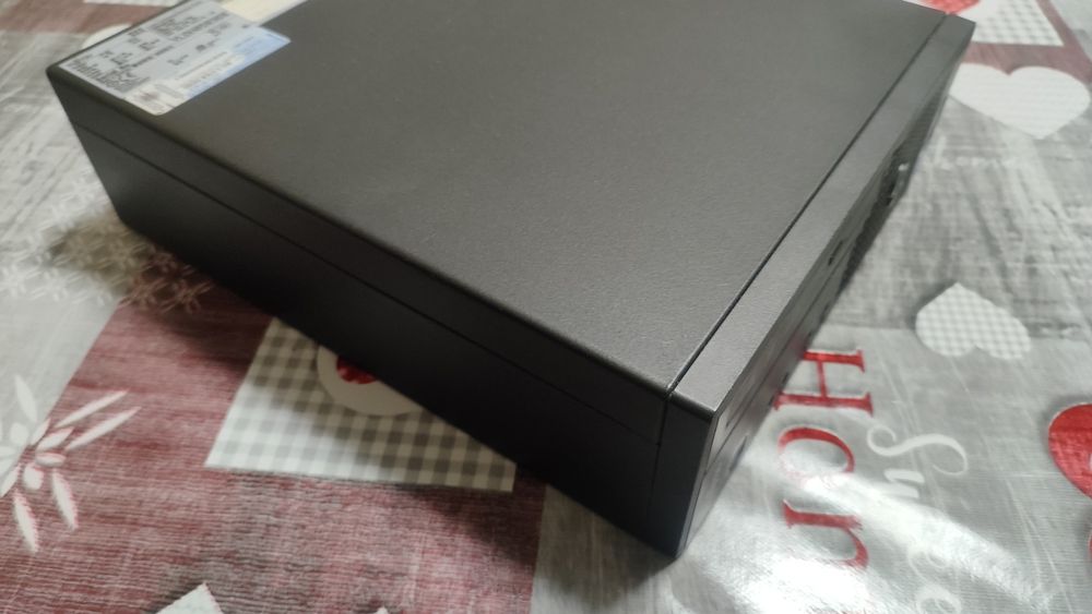 Мини компютър Fujitsu, готов за работа с Windows 10.