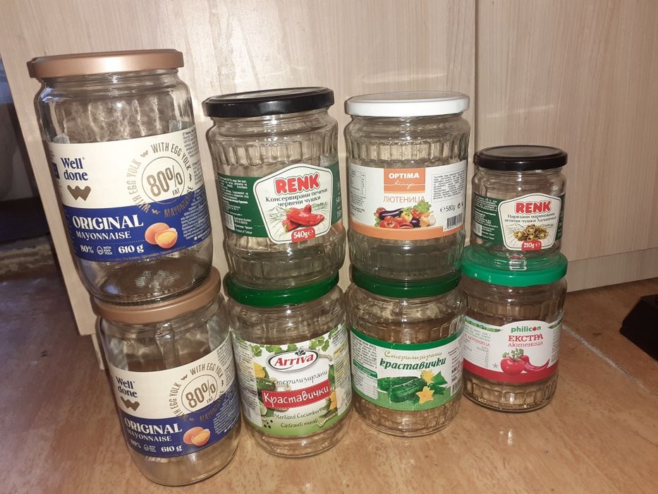 Празни буркани на винт
